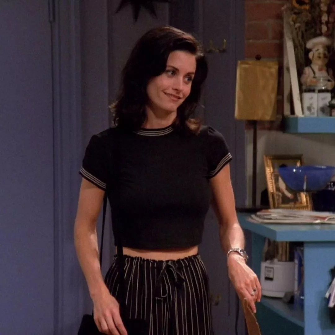 If there's one character from the popular '90s sitcom Friends who knows how to command a room, it's Monica Geller.